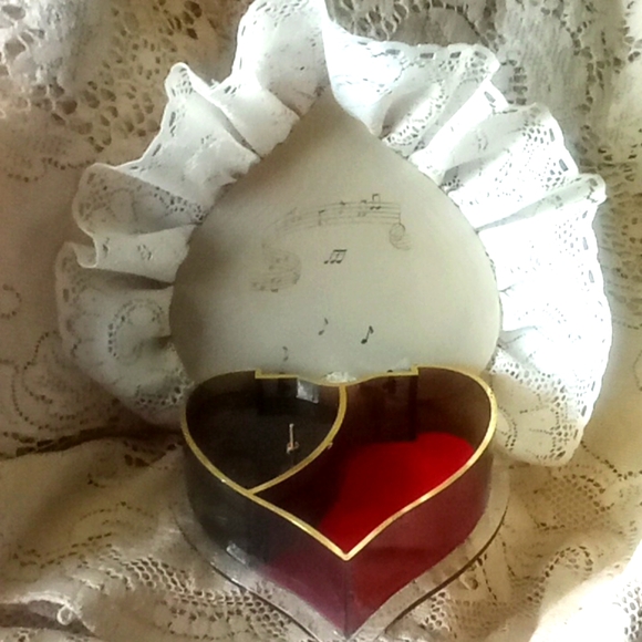 Vintage Yap's Hong Kong clear plastic music box with beautiful heart top. - Picture 2 of 8
